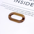 Gros plan sur pendentif ovale en résine écaillée pour la création de bijoux DIY - Écaille Café Foncé (6#)