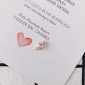 Makroaufnahme von vergoldetem rosa Zirkon-Anhänger mit zwei Ösen für DIY-Schmuckherstellung - Rosa