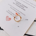 Detail eines 17mm goldenen unregelmäßigen Metallrings auf einer Geschenkkarte - Durchmesser 17mm / Gold Verdrehter Wellenstil (1#)