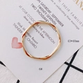 Detailansicht unregelmäßiger gedrehter Goldanhänger mit Abmessungen von 43x40mm - Gold Seilstruktur Ringstil (6#)