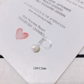 Detail of a transparent resin spring ear clip with a glossy white pearl for non-pierced ears - Pearl Silver Spring Style (1#)