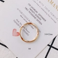 Nahaufnahme des goldfarbenen gewellten Anhängers (34x32mm) mit poliertem Finish - Gold Polierter Seilring-Stil (8#)