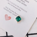 Detail of a square green crystal pendant with 18k gold plated double link connectors - Green