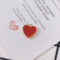 Detail van de hartvormige hanger met rode luipaardprint textuur en gouden metalen rand - Rood (1#)