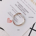 Detailansicht eines unregelmäßigen geometrischen Anhängers, Maße 34x32mm auf Display - Silber Möbius-Twist-Ring-Stil (23#)
