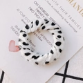 Vue macro d'un composant de bague en peluche avec motif léopard et texture douce - Style Tacheté Noir Et Blanc (KP2701-1#)