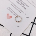 Detailansicht eines 16mm unregelmäßigen Metallanhängers auf einer minimalistischen Karte - Silber Unregelmäßiger Wellenstil (25#)