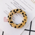 Détail macro de l'élastique à cheveux léopard avec texture en fausse fourrure pour DIY - Léopard Jaune Terre Noir (KP2701-7#)