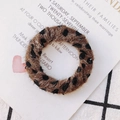 Gros plan d'un anneau en tissu léopard pelucheux avec texture douce pour bijoux artisanaux - Léopard Rond Noir Marron Foncé (KP2701-9#)