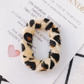 Détail d'un pendentif rond en peluche léopard pour la création de boucles d'oreilles DIY - Léopard Marron Noir Jaune (KP2702-1#)