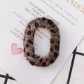 Vue détaillée de l'accessoire rond en fausse fourrure léopard pour la création de bijoux - Léopard Classique Marron Noir (KP2702-4#)