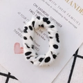 Détail du tissu peluche léopard pour la confection de boucles d'oreilles et accessoires - Pois Noirs Blanc Crème (KP2702-5#)