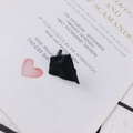 Minimalistischer mattschwarzer unregelmäßiger geometrischer Ohrring mit Faltdesign - Schwarz
