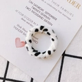 Détail d'un chouchou en peluche imprimé léopard posé sur une carte décorative chic - Style Dalmatien Noir Crème (KP2703-3#)