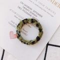 Gros plan d'accessoires de boucles d'oreilles ronds en fausse fourrure à motif léopard vert - Léopard Noir Vert Olive (KP2703-4#)