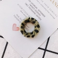 Vue macro de composants de boucles d'oreilles ronds en fausse fourrure à motif léopard - Léopard Fausse Fourrure Noir Jaune (KP2704-2#)