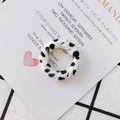 Détail d'un anneau de boucle d'oreille en fausse fourrure douce avec motif vache - Taches de Vache Noir Blanc (KP2704-3#)