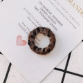 Gros plan d'un accessoire circulaire en peluche léopard avec fausse fourrure pour bijoux DIY - Léopard Moelleux Marron Noir Foncé (KP2704-6#)