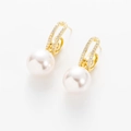 Boucles d'oreilles pendantes en or avec perle blanche et zircons scintillants sertis - Style Perle Artificielle Strass Cadre Ovale (YLEH-0055-H67) / Or