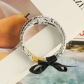 Dreiteiliges Acryl-Armbandset mit Marmormuster und einer schwarzen Bandschleife - Schlangenprint