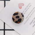 Accessorio fai-da-te con bottone tondo in tessuto leopardato e perno per orecchini - L / Taglia 8