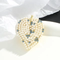 Elegante broche de hoja dorada con perlas blancas y pedrería azul en soporte moderno - Estilo Hoja Dorada (YLXZ-0034-Gold)