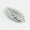 Minimalistische Blatt-Brosche in Silber mit polierter Edelstahloberfläche für Damen - Silber
