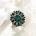 Broche floral radial con gemas verde esmeralda y cristales ahumados en oro fino - Estilo Verde Esmeralda (YLXZ-0023-green)