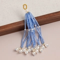 Pompon fait main en perles bleu clair avec perles blanches et accents dorés pour bijoux DIY - Pendentif à Gland (kp6695) / Bleu Clair (6#)