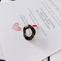Pendentif d'oreille irrégulier en émail noir avec bord doré et clou rouge - Noir