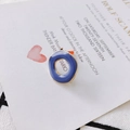 Pendentif anneau en émail bleu avec bordure dorée sur carte design élégante - Bleu