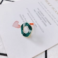 Boucle d'oreille géométrique irrégulière avec émail vert foncé et bord doré - Vert foncé
