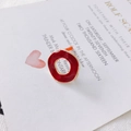 Puce d'oreille lettre O en émail rouge avec bordure dorée élégante de style rétro - Rouge Foncé