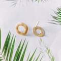 Makro-Detail von unregelmäßigen mattgoldenen Ohrsteckern mit gewelltem Randdesign - Dynamischer Wellenstil (6#)