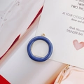 Makroaufnahme von blauem Emaille-Anhänger mit Goldöse für DIY-Ohrring-Schmuckherstellung - Blau