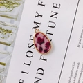 Detail van ovale hanger met roze luipaardprint en gouden kralenrand voor DIY sieraden - Roze Panterprint (3#)