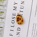 Detail van luipaardprint druppel hanger met gouden kraalrand voor het maken van sieraden - Crème Panterprint (6#)