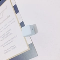 Cuenta de cubo de silicona mate azul claro con agujero central para joyería artesanal - Azul claro