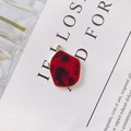 Gros plan du pendentif léopard avec base dorée pour la création de boucles d'oreilles - Léopard Rouge et Noir (1#)