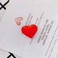 Dettaglio del ciondolo a cuore rosso opaco con anello in metallo per gioielli fai-da-te - Cuore Rosso