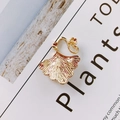 Gouden ginkgoblad zwaan broche met metalen details op een tijdschrift achtergrond - Ginkgoblad Zwaan Stijl (2#)
