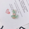 Vue macro d'un pendentif chat en acrylique marbré vert et rose pour boucles DIY - Rose Vert Marbré (4#)
