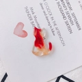 Vue détaillée de breloques chat en acétate avec texte Ontario pour création de bijoux DIY - Rouge Crème Marbré (5#)