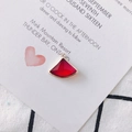 Vue macro d'un pendentif en cristal rouge en forme d'éventail avec bordure en métal doré - Rouge