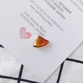 Détail d'un pendentif en cristal cognac en forme d'éventail avec bordure en métal argenté DIY - Marron