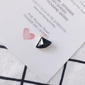 Détail macro d'un pendentif en forme d'éventail avec pierre noire et cadre en métal doré - Noir