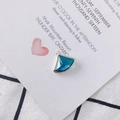 Vue macro d'un pendentif triangle en cristal bleu foncé avec bordure dorée - Bleu royal