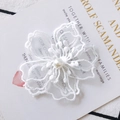 Détail macro d'une fleur en dentelle brodée blanche avec perle pour création bijoux - 1# Blanc Perle Coquille