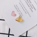 Vue détaillée du pendentif en cristal jaune en forme d'éventail avec bordure argentée - Jaune