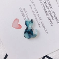 Pendentif chat en acrylique marbré bleu et blanc posé sur une carte blanche décorative - Marbre Bleu Blanc (8#)